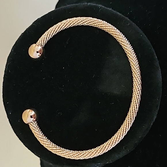 Jewelry - Rose gold cuff
